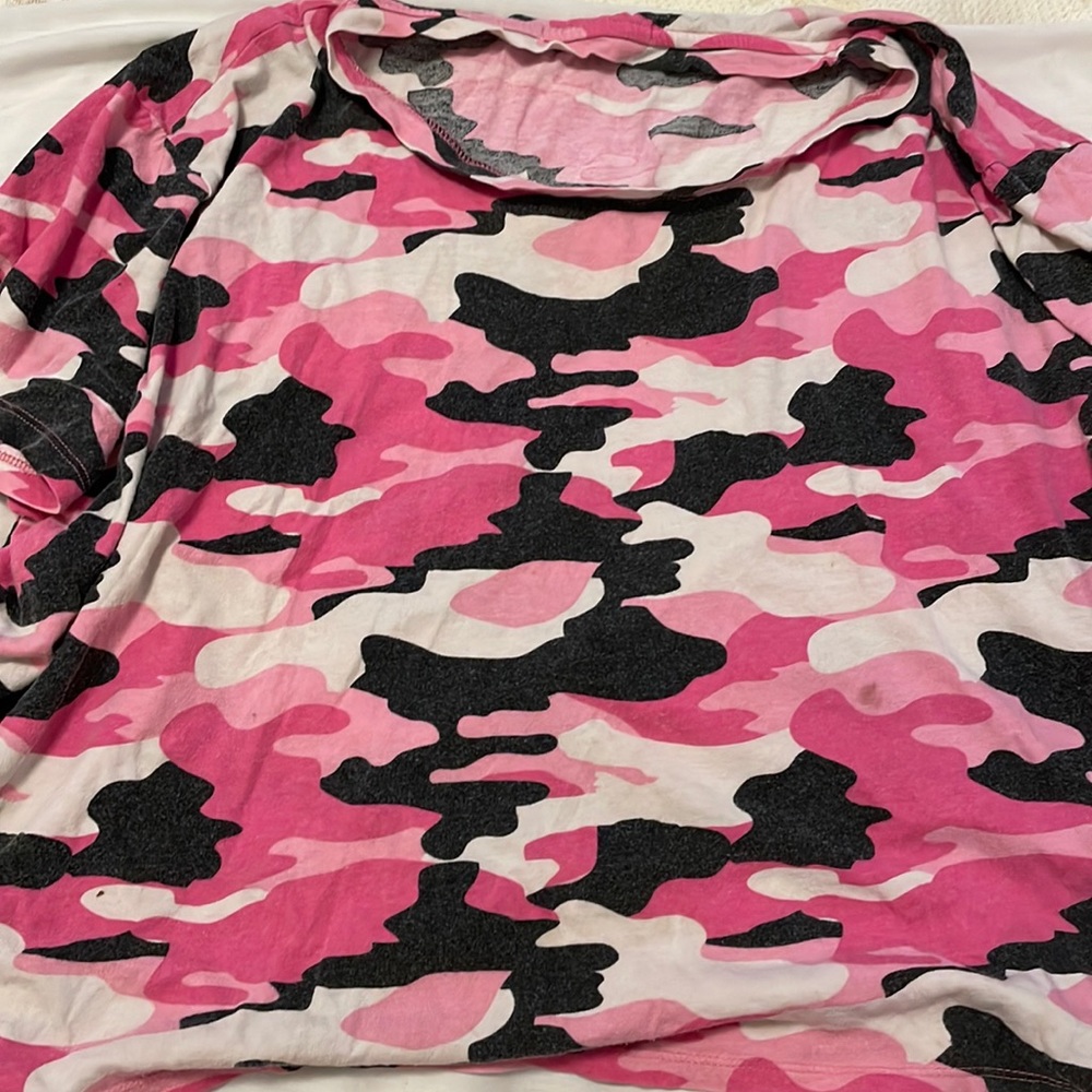 Medium short sleeve pink camouflage t shirt. Fits small as well.